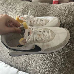 Nike White and Black Sneakers