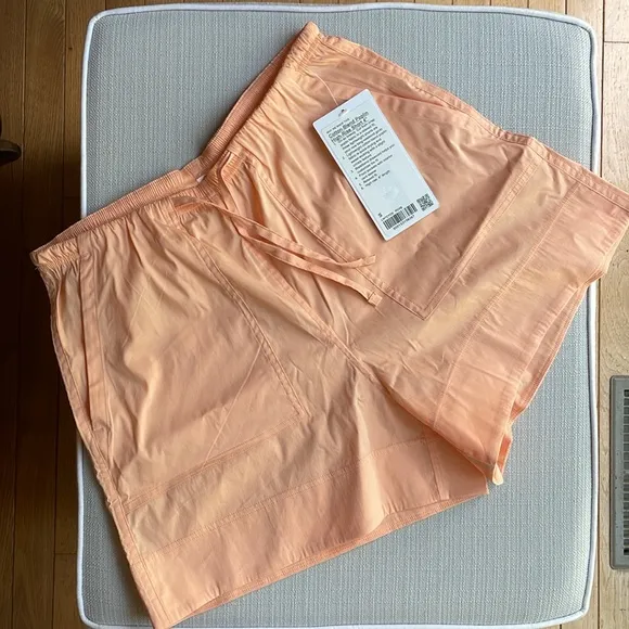 NWT Lululemon Cotton-Blend Poplin High-Rise Short 4&quot; - peach Bellini -size SMALL