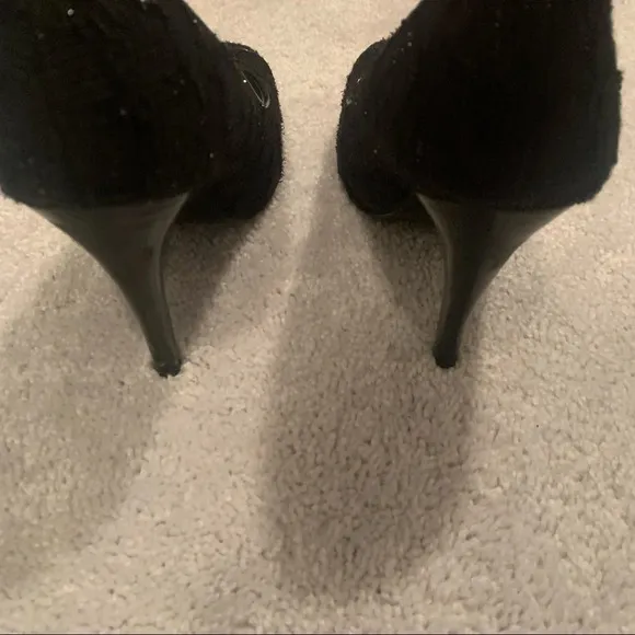 White House black market black pumps size 7